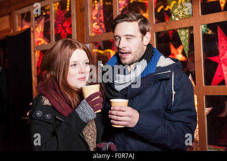 Drunken l uomo e la donna sul mercato di natale Foto Stock