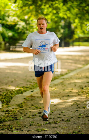Runner nel Parco di Battersea London Inghilterra England Foto Stock