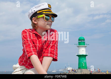 Giovane capitano nella parte anteriore del faro, Warnemuende, Rostock, Meclemburgo-Pomerania Occidentale, Germania Foto Stock