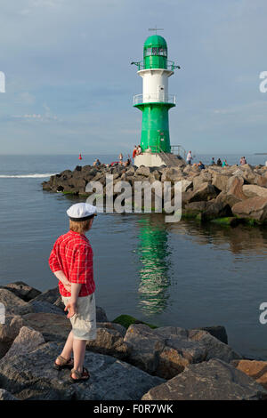 Giovane capitano nella parte anteriore del faro, Warnemuende, Rostock, Meclemburgo-Pomerania Occidentale, Germania Foto Stock