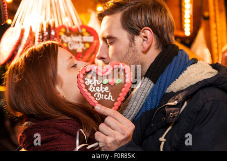 Giovane kissing sul mercato di Natale (tedesco) Foto Stock