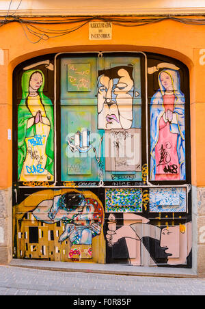 Graffiti sul negozio chiuse la porta nel centro di Madrid Spagna Foto Stock