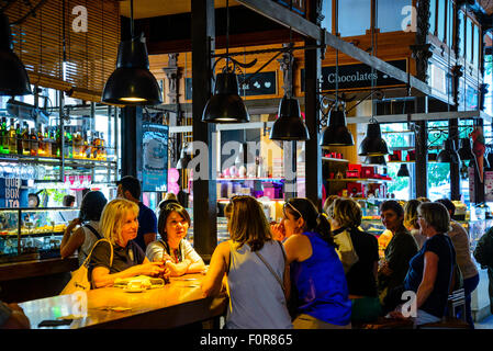 Diners in Mercado de San Miguel Madrid Spagna Foto Stock