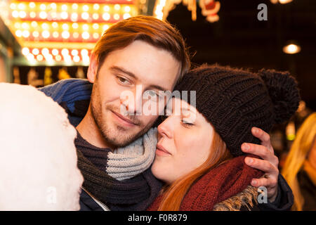 Smootching giovane sulla fiera parrocchiale Foto Stock