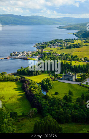 Vista sul Loch Fyne e Inveraray Castle e la città di Dun nu Cuaiche Argyll Scozia Scotland Foto Stock