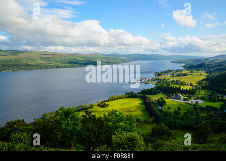 Vista sul Loch Fyne e Inveraray Castle e la città di Dun nu Cuaiche Argyll Scozia Scotland Foto Stock