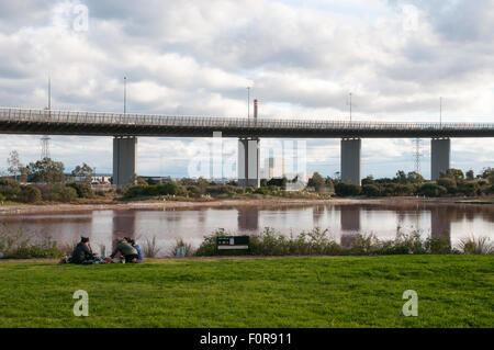 Westgate Bridge visto da Westgate Park, Fishermans piegare, Melbourne Foto Stock