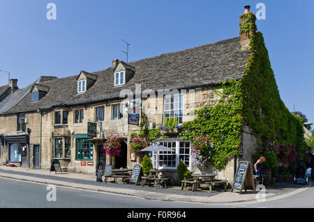 Il Cotswold bracci, un pub tradizionale nella città di Burford, Regno Unito Foto Stock