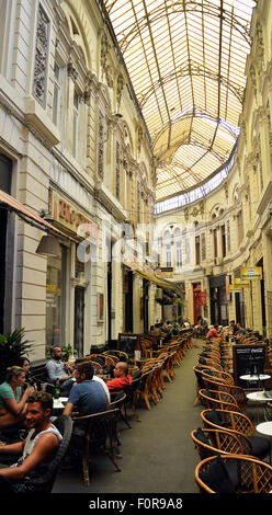 Caffè all'interno di Pasajul Macca-Vilacrosse arcade, a Bucarest, Romania Foto Stock