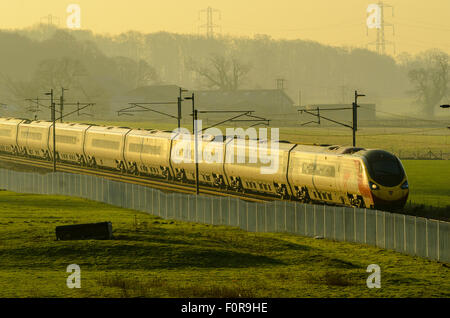 Vergine treno pendolino sulla linea principale della costa occidentale vicino a Garstang Lancashire Foto Stock