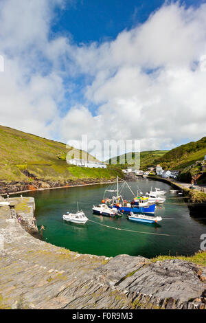 Una collezione di barche da pesca nel porto di Boscastle, North Cornwall, England, Regno Unito Foto Stock
