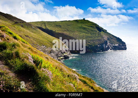 La stazione di vedetta all'ingresso Boscastle Harbour, North Cornwall, England, Regno Unito Foto Stock