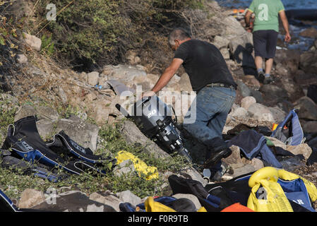 Lesbo, Grecia. 20 agosto 2015. La gente del posto prendere i motori delle imbarcazioni uppon arrivo. Più di quattro centinaia di migranti e rifugiati terra ogni giorno sull'isola di Lesbo spingendo al limite le autorità" in grado di elaborare i loro. Credito: Nikolas Georgiou/ZUMA filo/Alamy Live News Foto Stock