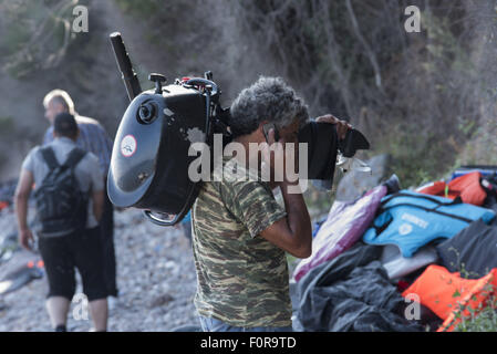 Lesbo, Grecia. 20 agosto 2015. La gente del posto prendere i motori delle imbarcazioni uppon arrivo. Più di quattro centinaia di migranti e rifugiati terra ogni giorno sull'isola di Lesbo spingendo al limite le autorità" in grado di elaborare i loro. Credito: Nikolas Georgiou/ZUMA filo/Alamy Live News Foto Stock