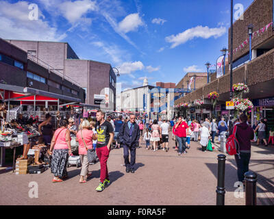 Mercato all'aperto nel centro di Barnsley, South Yorkshire su una soleggiata giornata estiva. Foto Stock