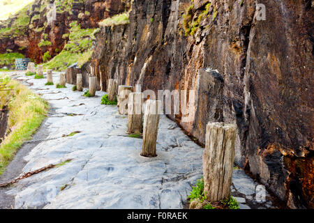 In legno antico posti di ormeggio nel porto di Boscastle, North Cornwall, England, Regno Unito Foto Stock