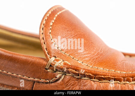 Ripresa macro di un marrone scarpa a mocassino isolato su bianco Foto Stock