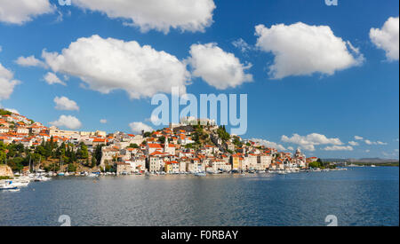 Sibenik vista panoramica con splendida nuvole, Croazia Foto Stock