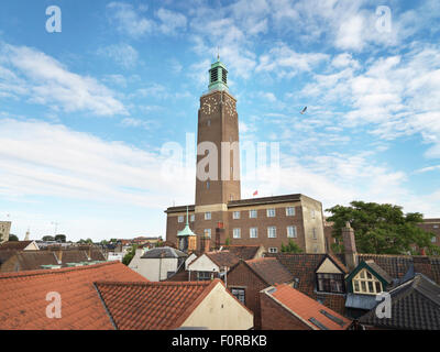 Colpo di Norwich City Hall clock tower che è un punto di riferimento locale e ben riconosciuto nella regione orientale dell' Inghilterra. Spazio di copia Foto Stock