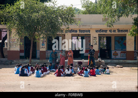 Rajasthan, India. Tra Jodhpur e Jaipur. La scuola primaria con i bambini e gli insegnanti; lezione fuori sotto un albero. Foto Stock