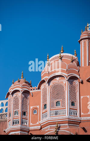 La facciata del palazzo dei venti o Hawa Mahal, a Jaipur, India Foto Stock