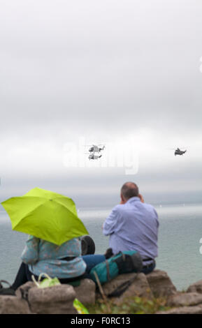 Bournemouth, Regno Unito. Il 20 agosto 2015. Elicotteri Merlin eseguire al Bournemouth Air Festival - spettatori riparo sotto gli ombrelli sotto la pioggia Credito: Carolyn Jenkins/Alamy Live News Foto Stock