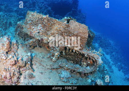 Mar Rosso, Egitto. 15 ottobre, 2014. I trasportatori cingolati Bren Carrier MK-1. Militari veicoli corazzati con abbandonata nel Mar Rosso durante la crisi di Suez del 1956 tra Israele ed Egitto. Mar Rosso a Sharm el-Sheikh, la penisola del Sinai, Egyp © Andrey Nekrasov/ZUMA filo/ZUMAPRESS.com/Alamy Live News Foto Stock