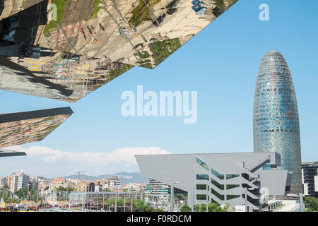 La Torre Agbar,Design Museum,soffitto a specchio di Els Encants open-air mercatino delle pulci, i fornitori e i beni di seconda mano, Barcellona, Spagna Foto Stock