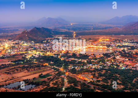 Pushkar città santa in previsione della notte, Rajasthan, India, Asia Foto Stock