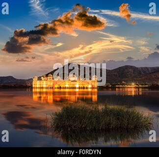 Il Palazzo Jal Mahal a sunrise. Jal Mahal (acqua) del palazzo è stato costruito nel corso del XVIII secolo nel centro di uomo Sager Lago. Foto Stock