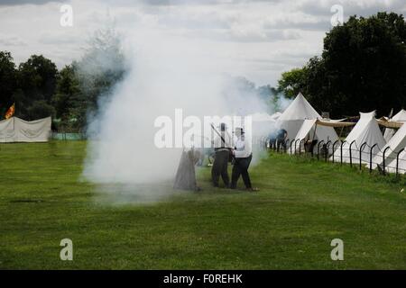 Storico ri-creazione con personaggi in costume per ricreare le scene storiche Foto Stock