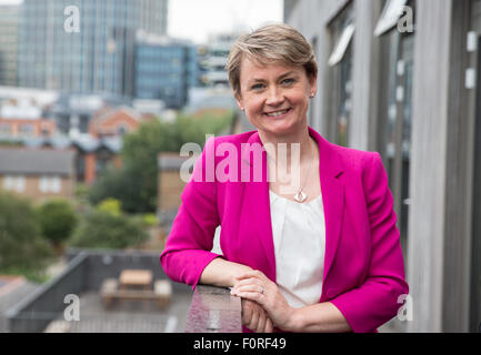 Yvette Cooper,leadership laburista candidato,sul suo Campaign Trail a Southwark,Londra.MP è sposato Ed BALLS. Foto Stock