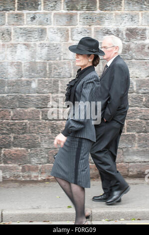 Liverpool, Regno Unito. 20 Agosto, 2015. Cilla Black i funerali del. Lorraine Chase immettendo la chiesa di Saint Mary Woolton. Credito: Rena perla/Alamy Live News Foto Stock