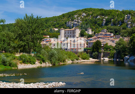 La città medievale di Vogue sul fiume Ardeche in Francia Foto Stock