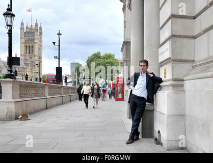 Londra, Inghilterra, Regno Unito. Robert Peston - Editor politico di ITV News - a H M entrate e edificio doganale in Whitehall, Westminster Foto Stock