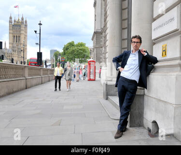 Londra, Inghilterra, Regno Unito. Robert Peston - Editor politico di ITV News - a H M entrate e edificio doganale in Whitehall, Westminster Foto Stock