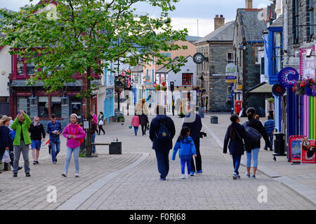 I turisti in Keswick centro città, Cumbria Regno Unito Foto Stock