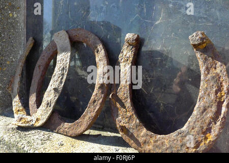 Tre ferri di cavallo sulla finestra farm Foto Stock