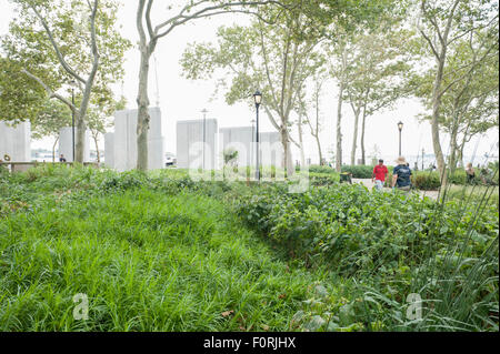 La batteria sul lato meridionale di Manhattan è un parco da 25 acri che contiene molti monumenti commemorativi, con paesaggio di Piet Oudolf. Foto Stock