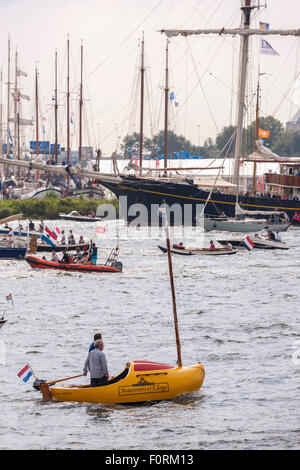 Una piccola barca a vela nella forma di un tradizionale olandese intasarsi durante la vela Amsterdam 2015 Foto Stock