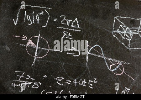 Equazioni matematiche su una lavagna Foto Stock