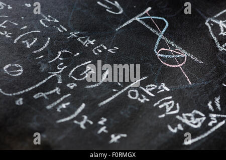 Equazioni matematiche su una lavagna Foto Stock