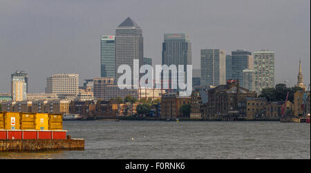 I grattacieli di Canary Wharf Tower e del Tamigi , Londra, Regno Unito Foto Stock