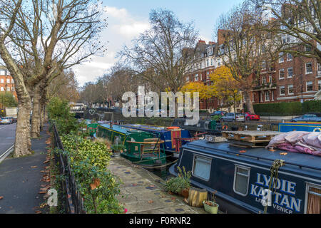 Barche strette ormeggiate sul canale dei Reggenti, vicino a Maida Vale London Foto Stock