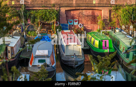 Strette colorate barche ormeggiate fino a Lisson Grove sul Regents Canal, London, Regno Unito Foto Stock