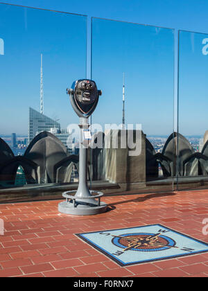 Punti cardinali il display nella parte superiore della roccia Observation Deck, Rockefeller Center, New York, Stati Uniti d'America Foto Stock