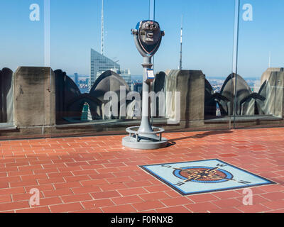 Punti cardinali il display nella parte superiore della roccia Observation Deck, Rockefeller Center, New York, Stati Uniti d'America Foto Stock