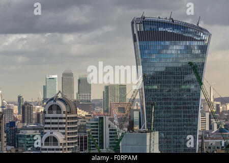 20 Fenchurch Street conosciuto anche come il Walkie Talkie edificio e Canary Wharf in lontananza sotto cielo nuvoloso, Londra, Regno Unito Foto Stock