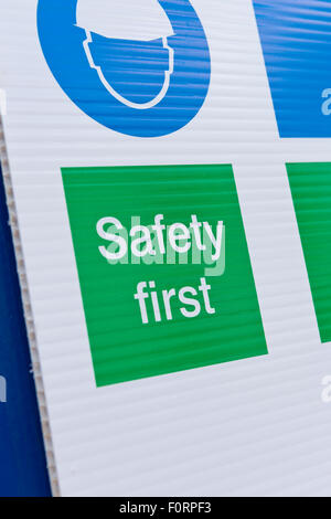 Segnale di sicurezza su un sito in costruzione Foto Stock