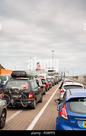 Automobili in attesa a bordo di MS Stena Europa ferry a Fishguard voce a Rosslare Foto Stock